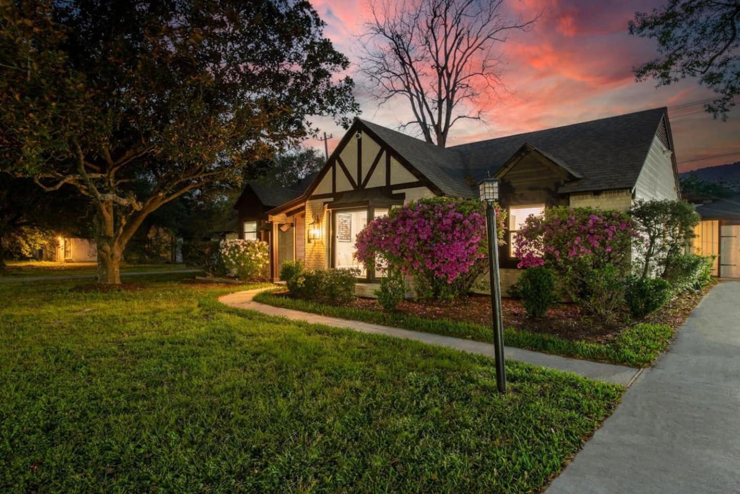 Western Oaks Retreat Houston Exterior photo