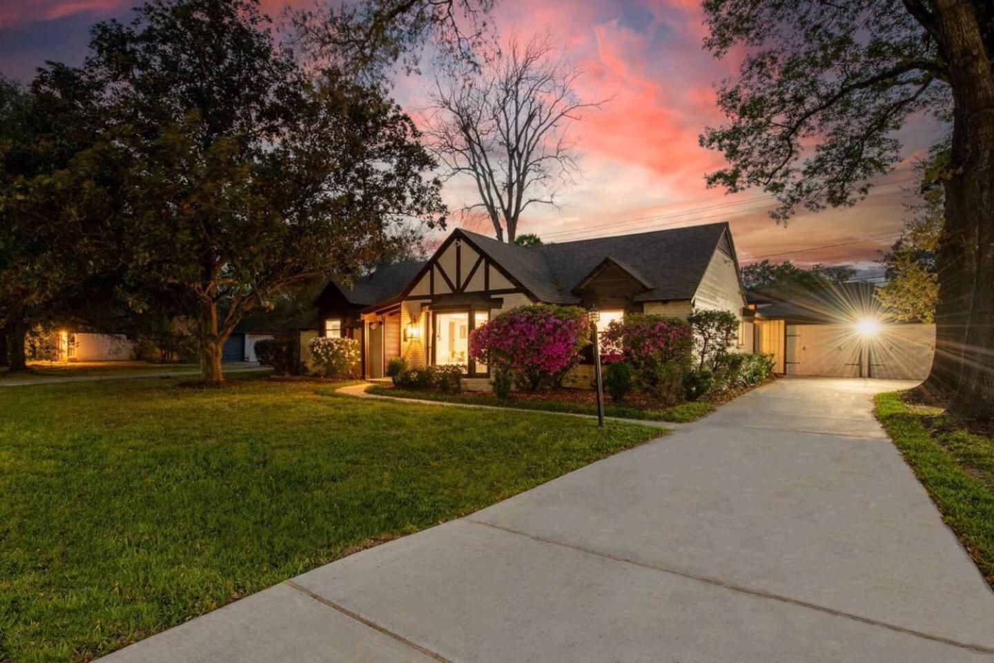 Western Oaks Retreat Houston Exterior photo